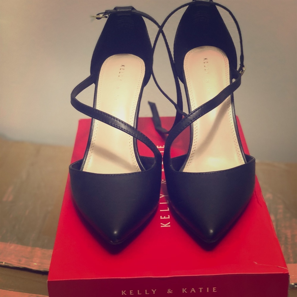 SEXY BLACK PUMPS